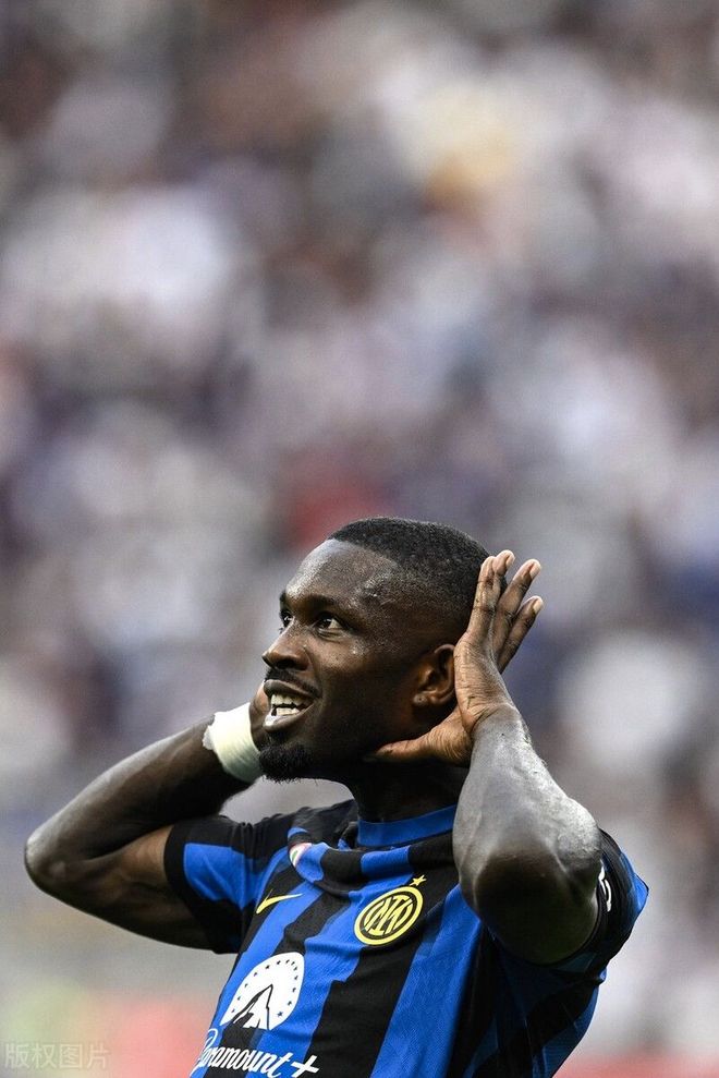 足球场上的 足球场上的