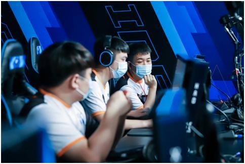 显示出他在 显示出他在